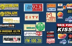 Beragam stiker radio dari berbagai stasiun radio di seluruh Indonesia yang menjadi bagian dari koleksi penulis. (Sumber: Foto dan koleksi Kin Sanubary)
