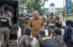 Ilustrasi Penanganan PPKS dan Penataan RTH di Kota Bandung. (Sumber: dibuat dengan chatgpt.com | Foto: Totok Siswantara)