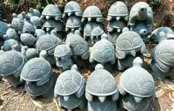 Hasil kerajin patung kuyabatok dari batu di Kampung Ciawitali, Desa Cipangeran, Kecamatan Batujajar, Kabupaten Bandung Barat, memenuhi pesanan dari Jepara, Jawa Tengah, untuk diekspor ke Korea. (Sumber: T Bachtiar)