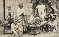 Penjual makanan keliling di Jawa Barat sekitar tahun 1910. (Sumber: KITLV)