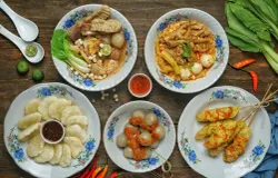 Kudapan tradisional khas Kota Kembang yang sangat populer antara lain cireng, cilok, seblak, dan telur gulung. (Sumber: Shutterstock | Foto: Hanifah Kurniati)