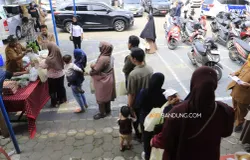 Warga sedang antre menerima bantuan sosial. (Sumber: ayobandung.com | Foto: Irfan Al-Faritsi)