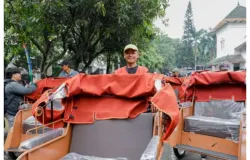 Becak listrik bantuan Presiden tiba di Kota Bandung. (Sumber: ayobandung.com | Foto: Ayobandung)