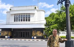Penulis berdiri di seberang bekas Bioskop Dian, Jalan Dalem Kaum, tepat di seberang kawasan Alun-Alun Bandung. (Sumber: Agus Wahyudi)