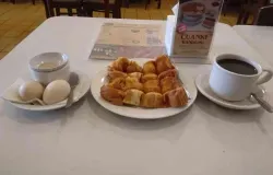 Menu sarapan pagi di Warung Kopi Purnama: roti kukus sarikaya, telur rebus setengah matang dan kopi hitam (Sumber: R.M.A. Ahmad Said Widodo | Foto: R.M.A. Ahmad Said Widodo)