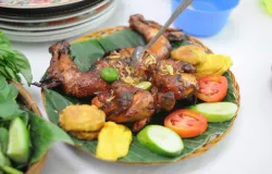 Ayam Bekakak (atau Bakakak Hayam), hidangan ayam panggang utuh khas Tatar Pasundan. (Sumber: Wikimedia Commons | Foto: amrufm)