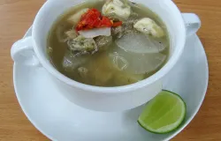 Soto Bandung tampil unik dengan kuah bening kaldu sapi sebagai pembeda dari soto bersantan di daerah lain, dipadukan secara khas dengan potongan lobak. (Sumber: Wikimedia Commons | Foto: Gunawan Kartapranata)