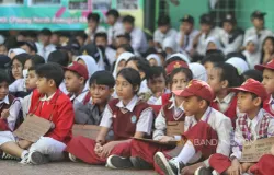 Sejumlah siswa baru mengikuti kegiatan Masa Pengenalan Lingkungan Sekolah (MPLS) di SMP Negeri 2 Bandung, Jalan Sumatera, Kota Bandung. (Sumber: Ayobandung | Foto: Irfan Al-Faritsi)