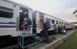 Calon penumpang memasuki gerbong Kereta Kahuripan jurusan Kiaracondong-Blitar di Stasiun Kiaracondong, Kota Bandung, Jumat (31/5/2019). (Sumber: Ayobandung | Foto: Kavin Faza)