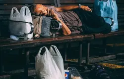 Sejumlah ruas di Kota Bandung masih dipenuhi tunawisma saat malam tiba (Sumber: pexels)