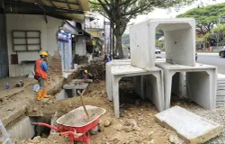 Sejumlah pekerja melakukan perbaikan drainase di Jalan Dr. Djunjunan, Kota Bandung, Selasa 29 September 2026. (Sumber: ayobandung.id | Foto: Irfan Al Faritsi)