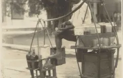 Seorang penjual minuman keliling di Semarang sekitar tahun 1926 - 1932. (Sumber: collectienederland.nl)