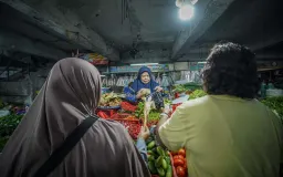 Jalan Sunyi Buruh Perempuan Lansia, jadi Tulang Punggung Keluarga di Usia Senja