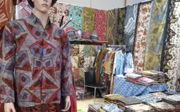 Batik dari Warisan Budaya Tradisional Menuju Fashion Internasional 
