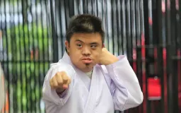 Saat Dunia Tak Mengerti, Pelukan dan Cinta Ibu Jadi Rumah Teraman bagi Anak Down Syndrome