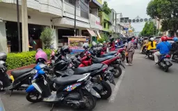 Juru Parkir: Penghambat Perekonomian atau Solusi Mata Pencaharian ?