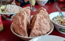 Kuliner Unik di Bandung, Sanggup Habiskan Bakso Seukuran Bola Voli?