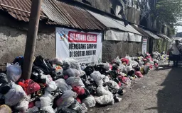 Petugas Kesal Banyak Pembuang Sampah Sembarangan di Kawasan Pasar Kiaracondong