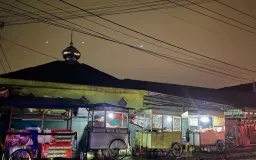 Berjualan di Trotoar, PKL Caringin Menginginkan Ruang Publik dari Wali Kota Bandung