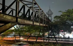 Jembatan Penyebrangan Usang Satu-satunya Harus Melayani Jalan Terpanjang di Kota Bandung 
