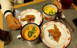 Menghangat di Hujan Bandung dengan Semangkuk Mie Telur Mandi dari Telur Dadar JUARA