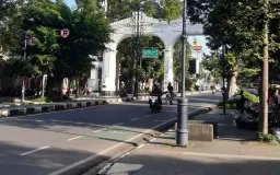 Sesak di Trotoar Dago, Pejalan Kaki Harapkan Ruang yang Lebih Aman