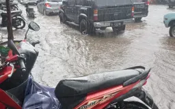 Hujan Deras Menyerang Lagi, Waswas Jalanan Kota Bandung Terendam Kembali