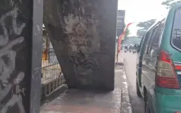 Trotoar Manjahlega Bandung dalam Bayang-Bayang JPO dan Reklame
