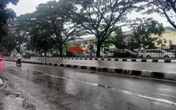 Berhenti Sejenak karena Jalan Rusak dan Memimpikan Transportasi Publik Lebih Baik
