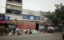 Sampah yang Menumpuk Setiap Pagi, Pemandangan Rutin di Pasar Cicaheum