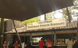 Sarapan Adem di Bandung? Coba Toko Bubur Dibawah Pohon Rindang