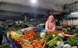Antara Urusan Rumah dan Lapak, Beban Ganda Perempuan di Pasar Kosambi