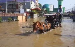 Bandung Dikepung Awan Gelap: Mengapa Banjir Kilat dan Angin Ekstrem Kini Sering Terjadi?
