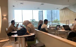 Tren Coffee Shop Jadi Markas Mahasiswa Bandung Ngebut Tugas Menjelang UAS