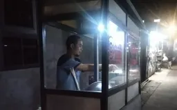 Jualan setelah Maghrib Pulang Dinihari, Mi Goreng ‘Mas Sam’ Cari Orang Lapar di Malam Hari