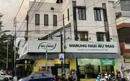 Memori Penuh Cinta Karedok Leunca Bu Imas, Seuhahnya Bikin Nagih!