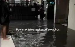 Banjir Datang, Mahasiswa Tetap Mengejar Tugas