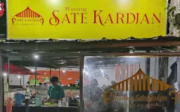 Dari Gerobak ke Legenda: Warisan Rasa di Balik Waroeng Sate Kardjan sejak 1925