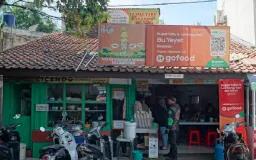 Kupat Tahu dan Lontong Kari Cicendo, Kuliner Legendaris yang Tak Pernah Sepi