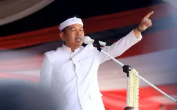 Paradoks KDM: Dicintai Rakyat, Dikecam Pengamat