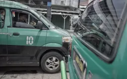 Di Balik Roda yang Bergerak: Bandung, Angkot, dan Cara Kita Membaca Kota