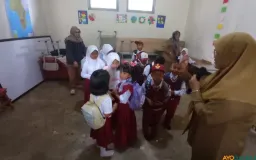 Tahun Ajaran Baru Dimulai, Siswa SDN I Babakan Talang Belajar di Bangunan Darurat: Satu Ruangan untuk Dua Kelas, Duduk Lesehan