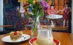 Kopi Tatakan, Tradisi Aceh yang Mengalir ke Braga dan Menghidupkan Bisnis Kafe Lokal