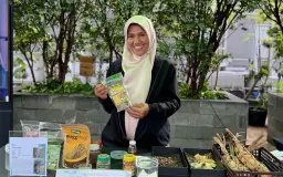 Ember Sampah yang Mengubah Nasib: Kisah Ema Suranta dan Bank Sampah Bukit Berlian