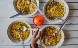 Makan Mi, Hidup Happy: Filosofi Mi Instan di Dunia Mahasiswa