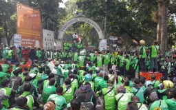 Didemo Driver Ojol, Sudahkah Gojek dan Grab Untung?
