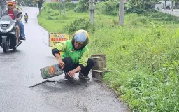 Kisah Ojol Bandung Perbaiki Jalan Rusak Tanpa Duit Pemerintah
