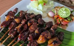 Suatu Malam yang Syahdu Menikmati ‘Sate Sadu’ Soreang yang Legendaris