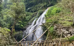 Curug Tilu Leuwi Opat, Trek Mudah dan Spot Foto Goa Mini di Bandung Barat