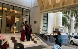 Air Mata Bahagia di Balik Toga, Kisah Keluarga yang Mengantar Mimpi ke Panggung Wisuda